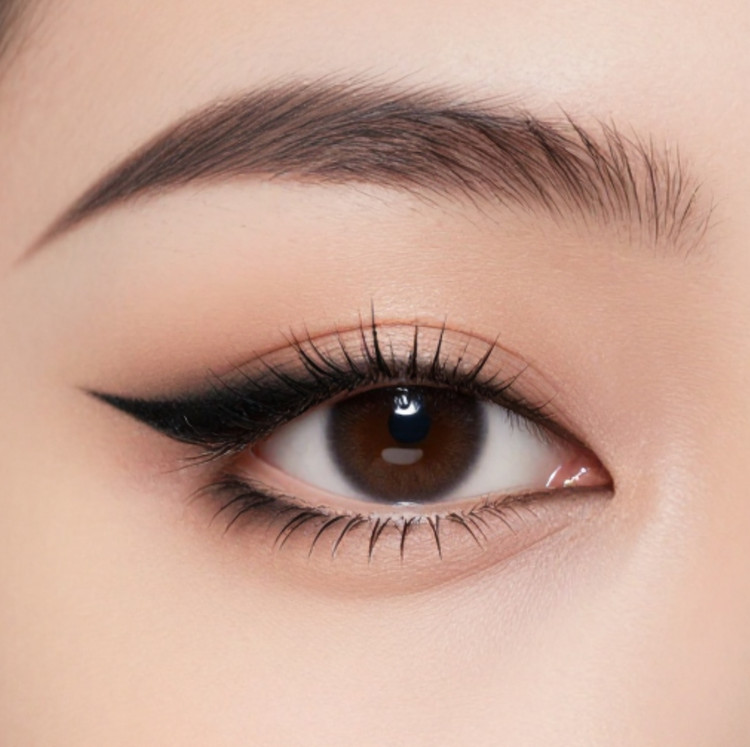 خط چشم ماژیکی هدی بیوتی (Huda Beauty) – رسم خطوط بینقص با دقت حرفهای