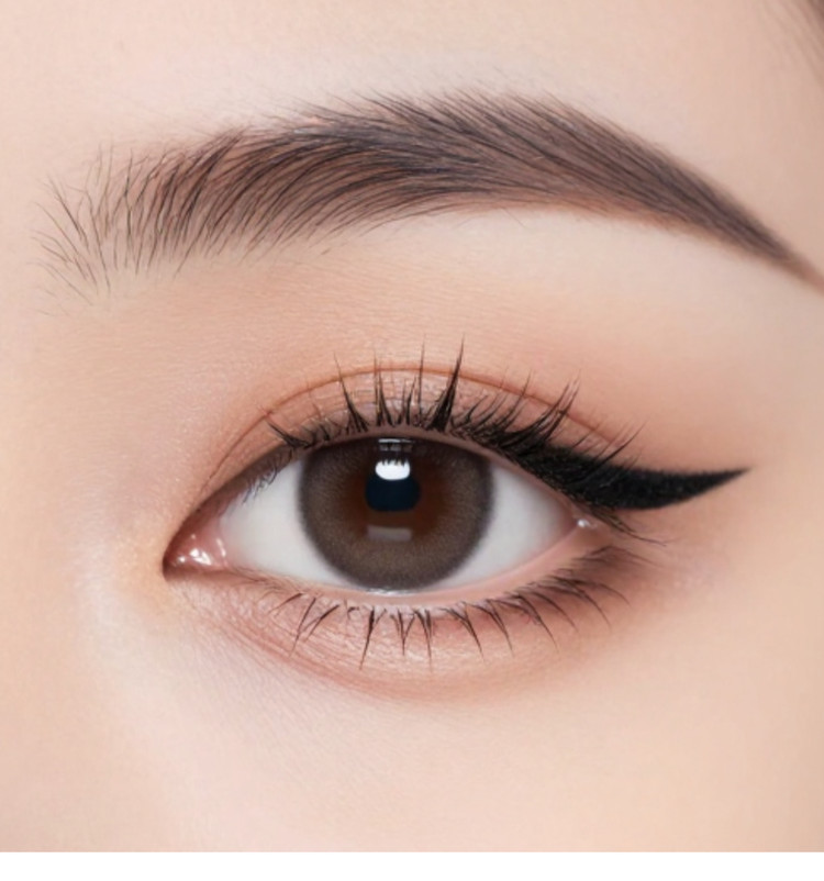 خط چشم ماژیکی هدی بیوتی (Huda Beauty) – رسم خطوط بینقص با دقت حرفهای